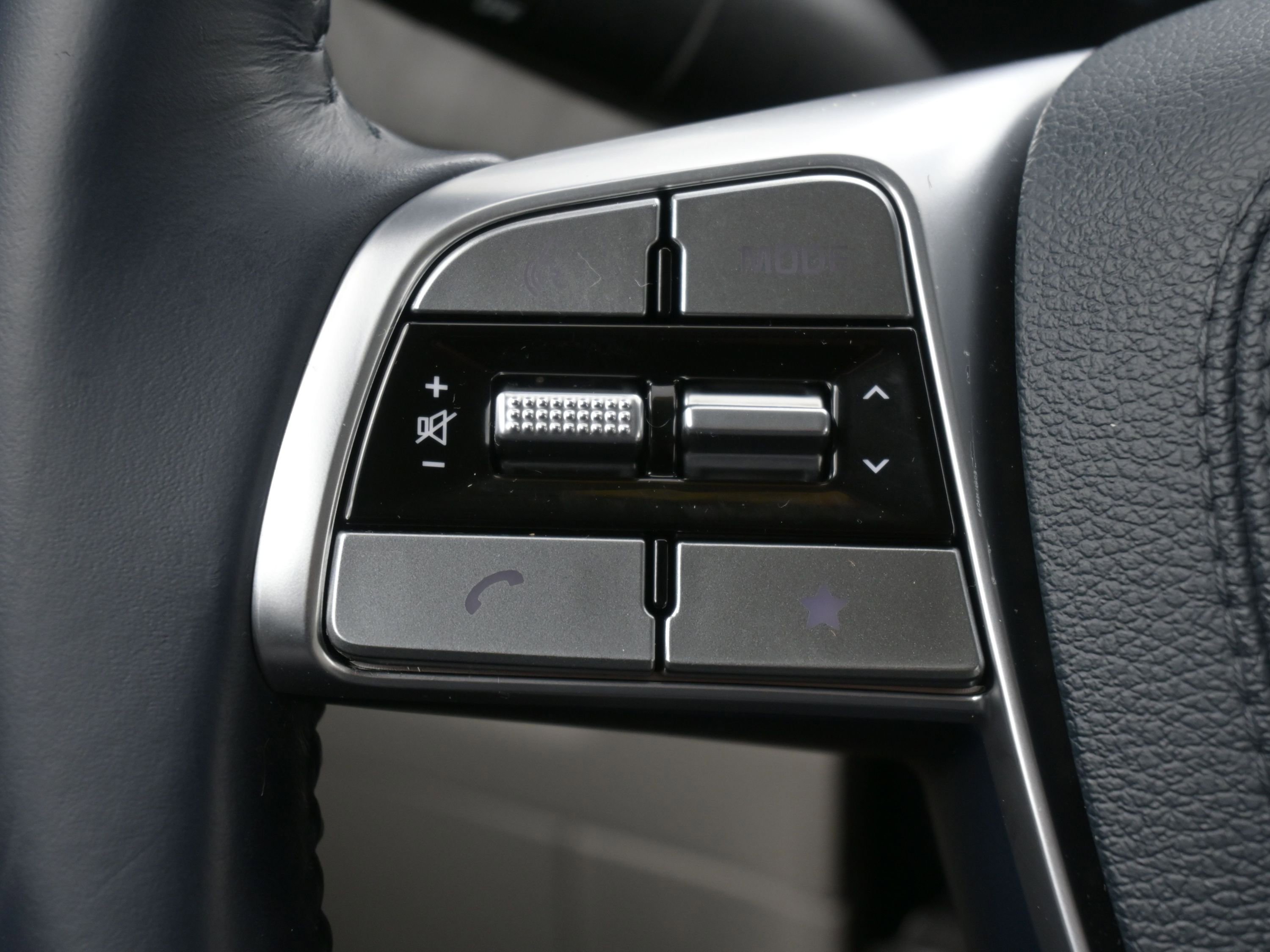 Used 2024 Kia Telluride EX w/ EX Captain's Chair Package image 30