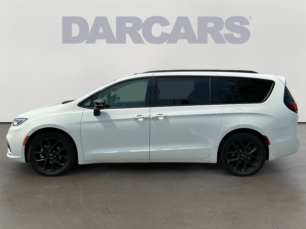 Used 2025 Chrysler Pacifica Limited FWD image 4