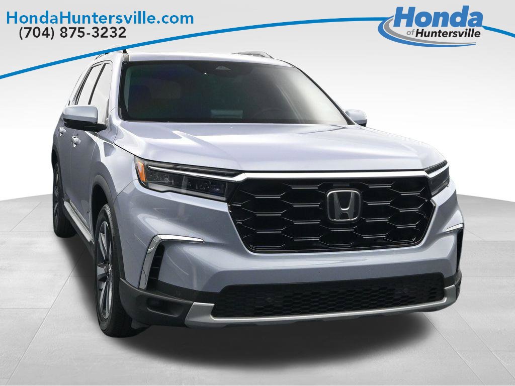 Used 2025 Honda Pilot Touring image 2