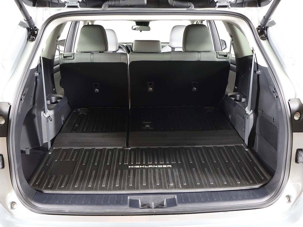Used 2024 Toyota Highlander LE AWD/4WD image 18
