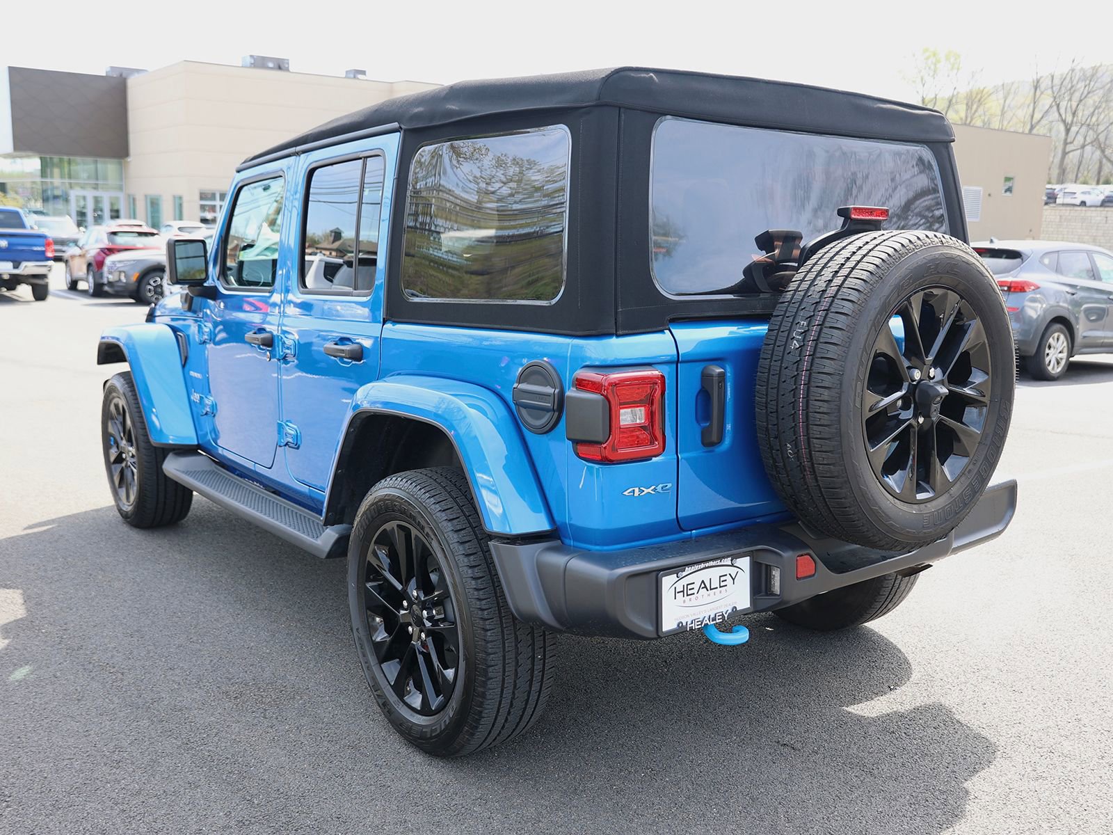 Used 2023 Jeep Wrangler Unlimited Sahara AWD/4WD image 5