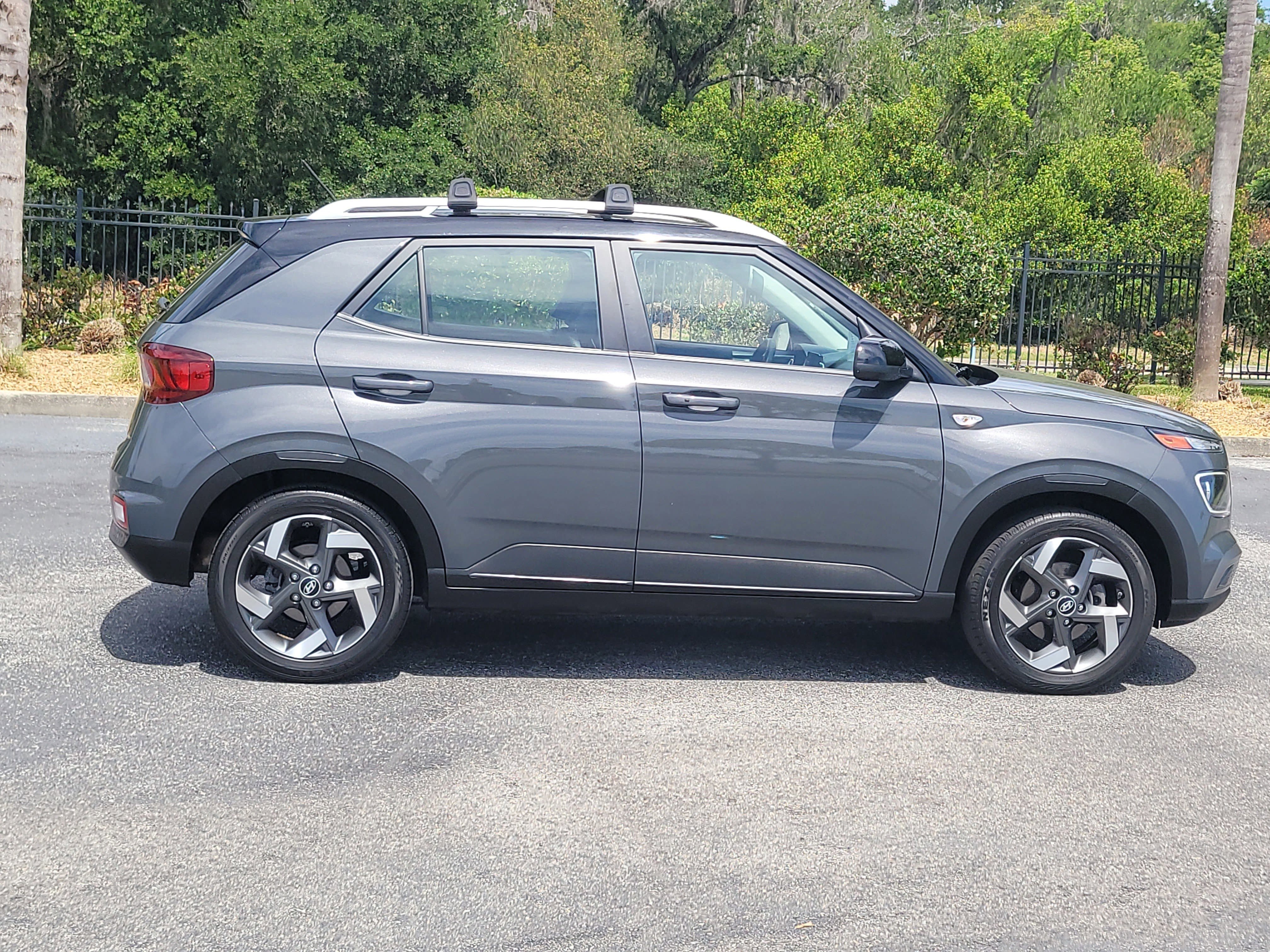Used 2023 Hyundai Venue Limited FWD image 8