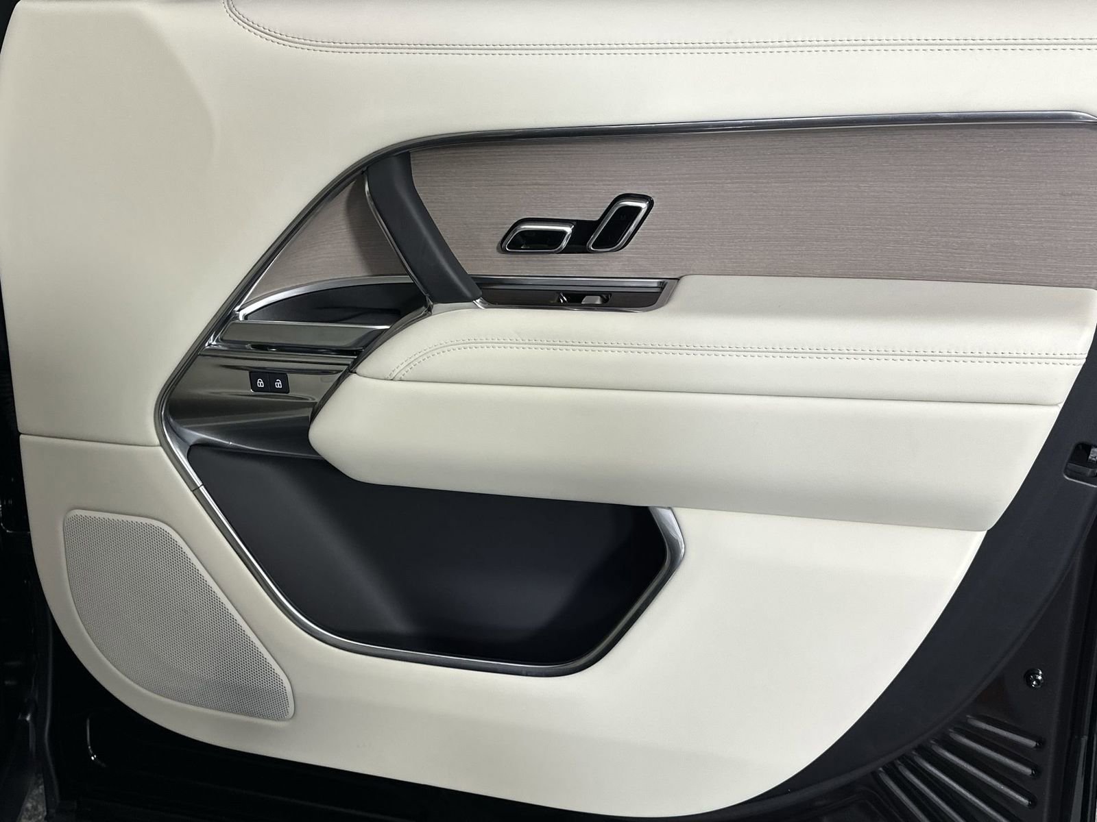 Used 2024 Land Rover Range Rover Long Wheelbase SE image 35