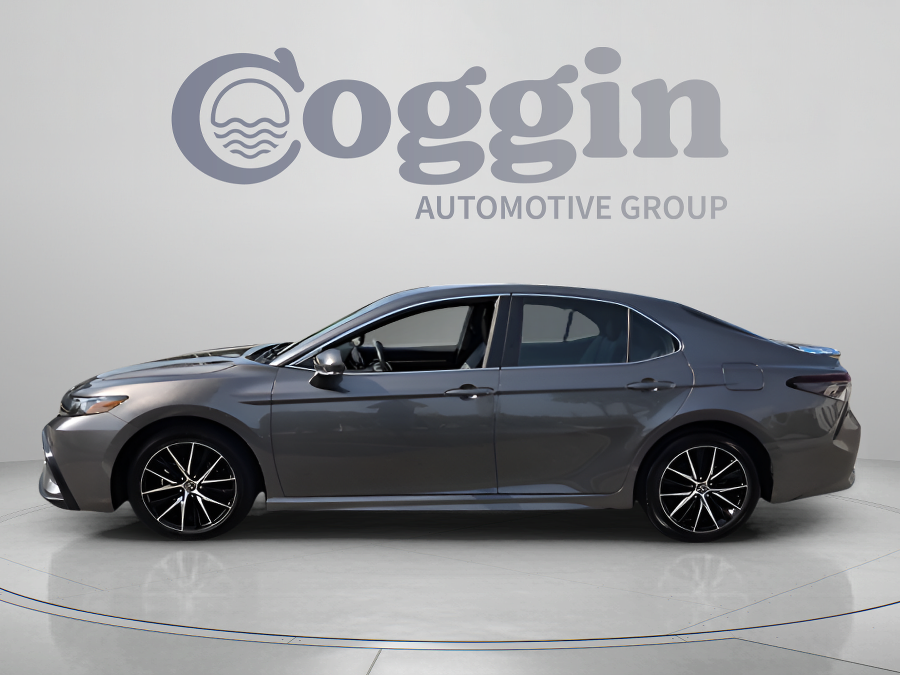 Used 2024 Toyota Camry SE FWD image 2