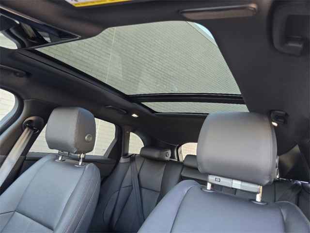 New 2025 Land Rover Range Rover Velar Dynamic SE image 12