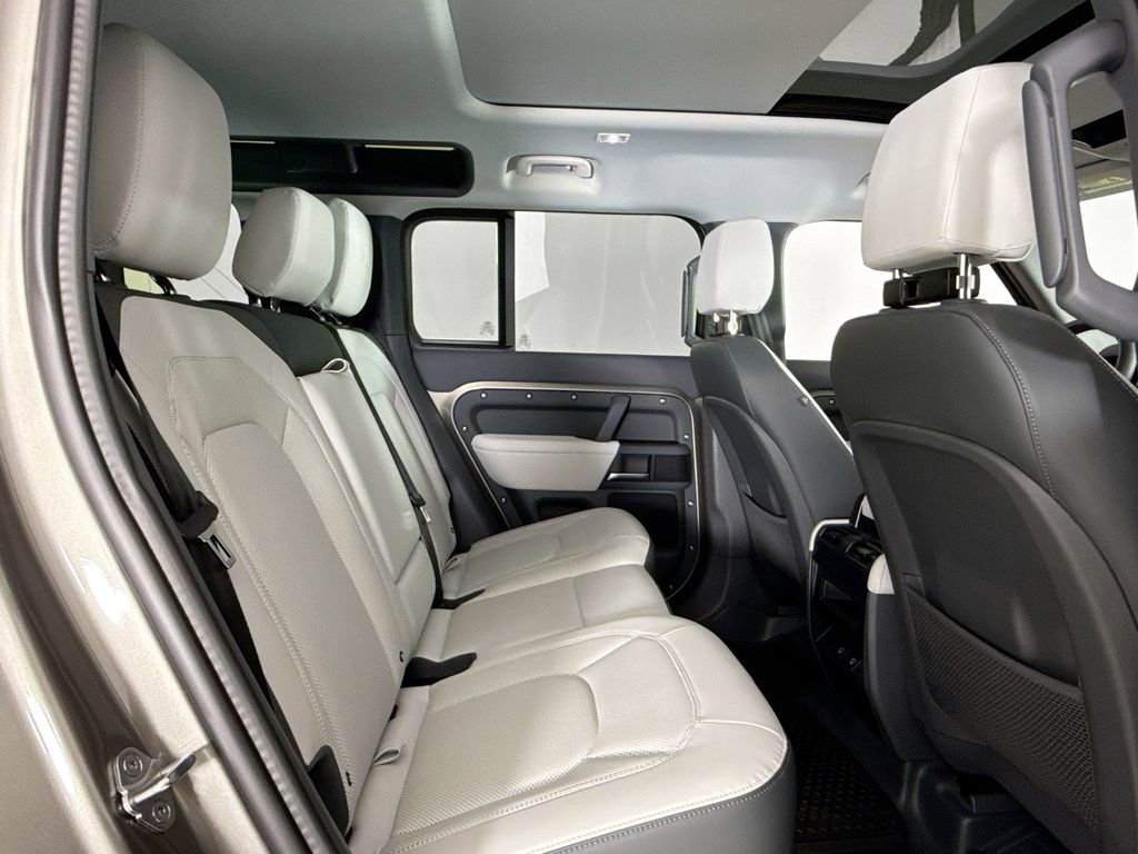 Used 2025 Land Rover Defender 110 X-Dynamic SE AWD/4WD image 15