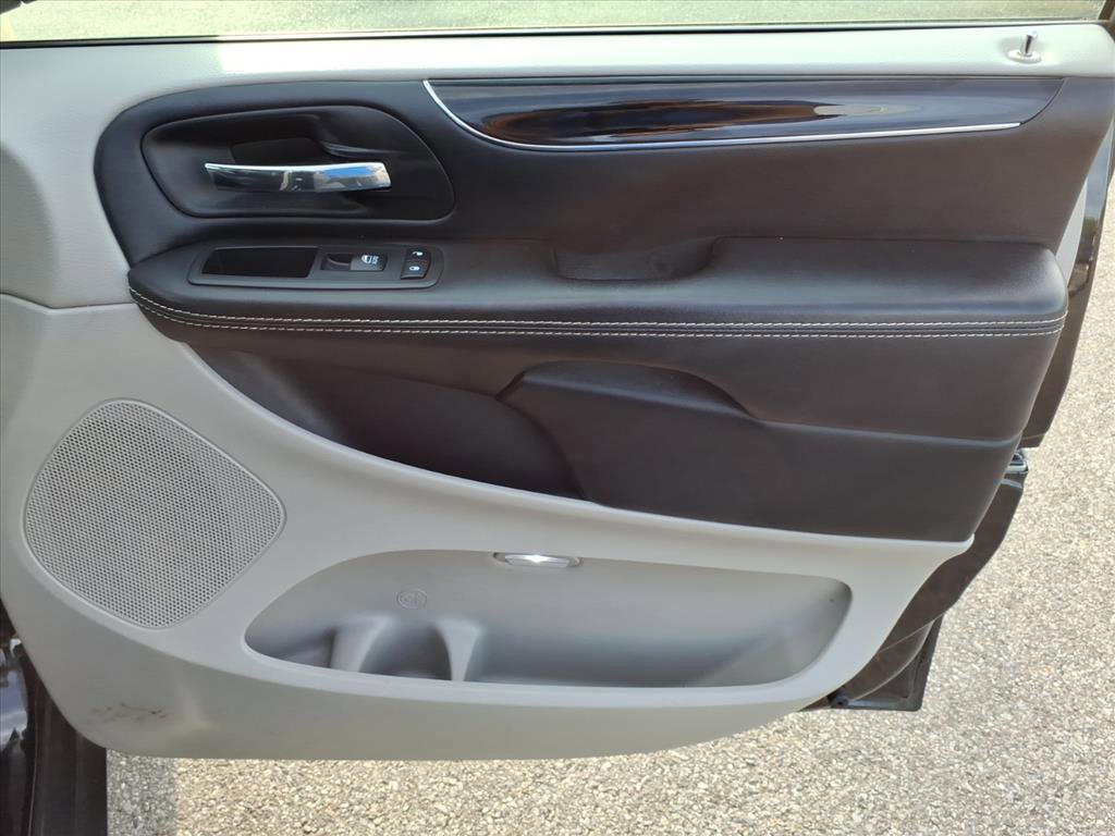 Used 2018 Dodge Grand Caravan SXT FWD image 16