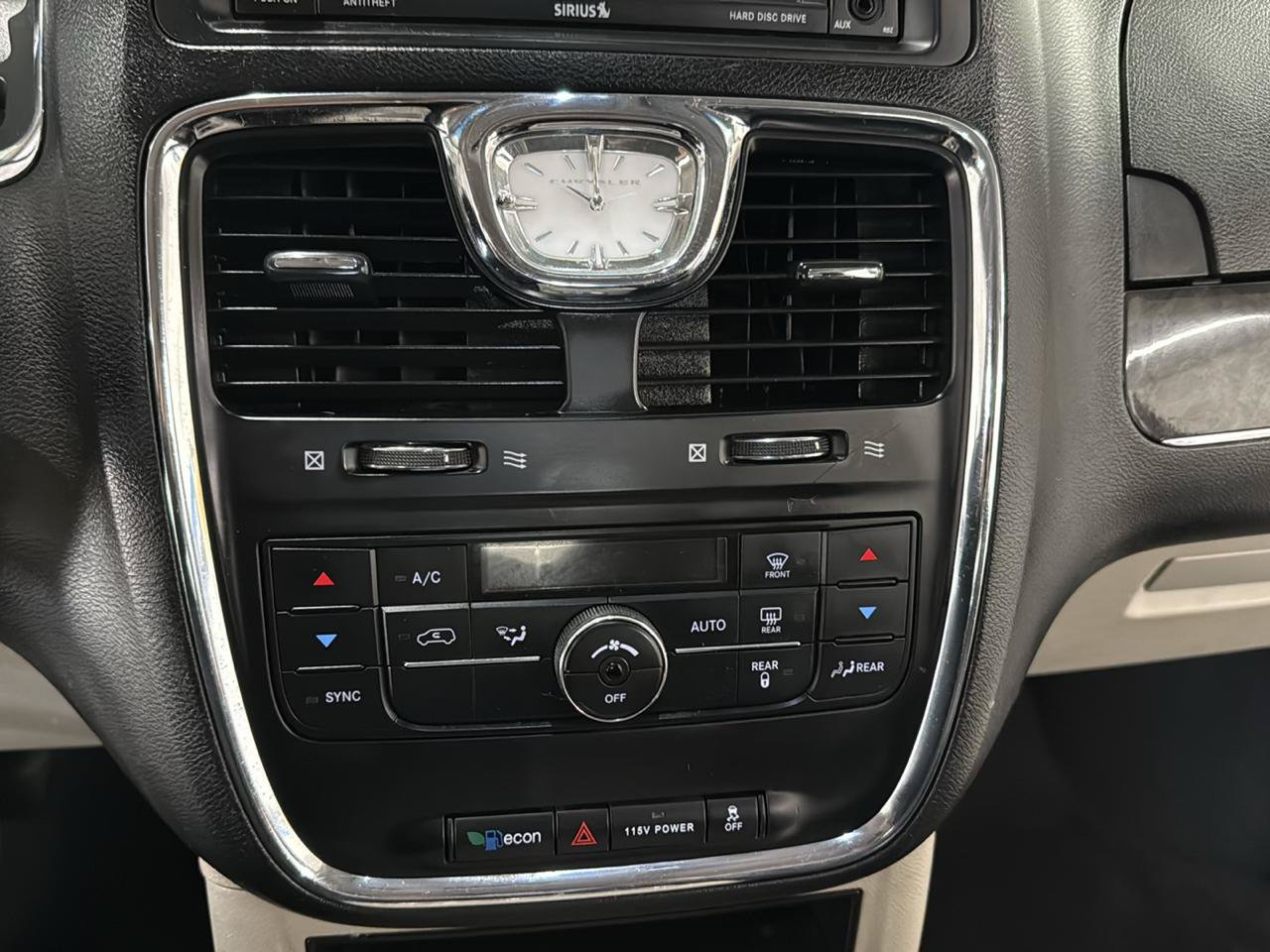 Used 2015 Chrysler Town & Country Touring FWD image 19