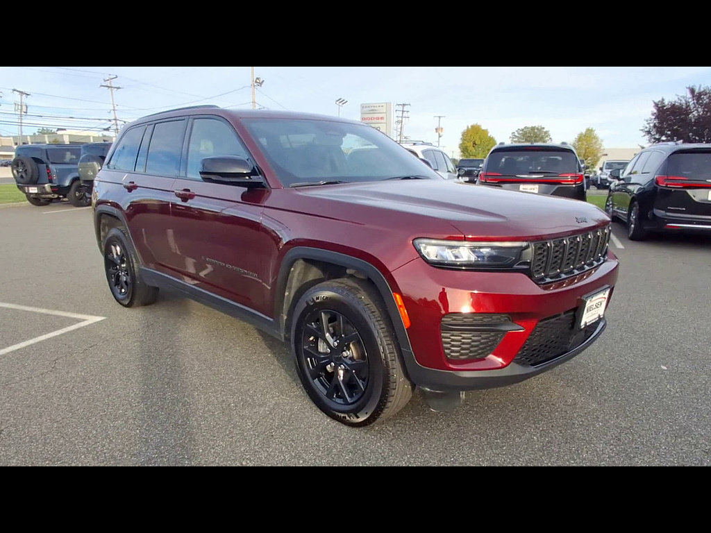 Used 2024 Jeep Grand Cherokee Altitude AWD/4WD image 2