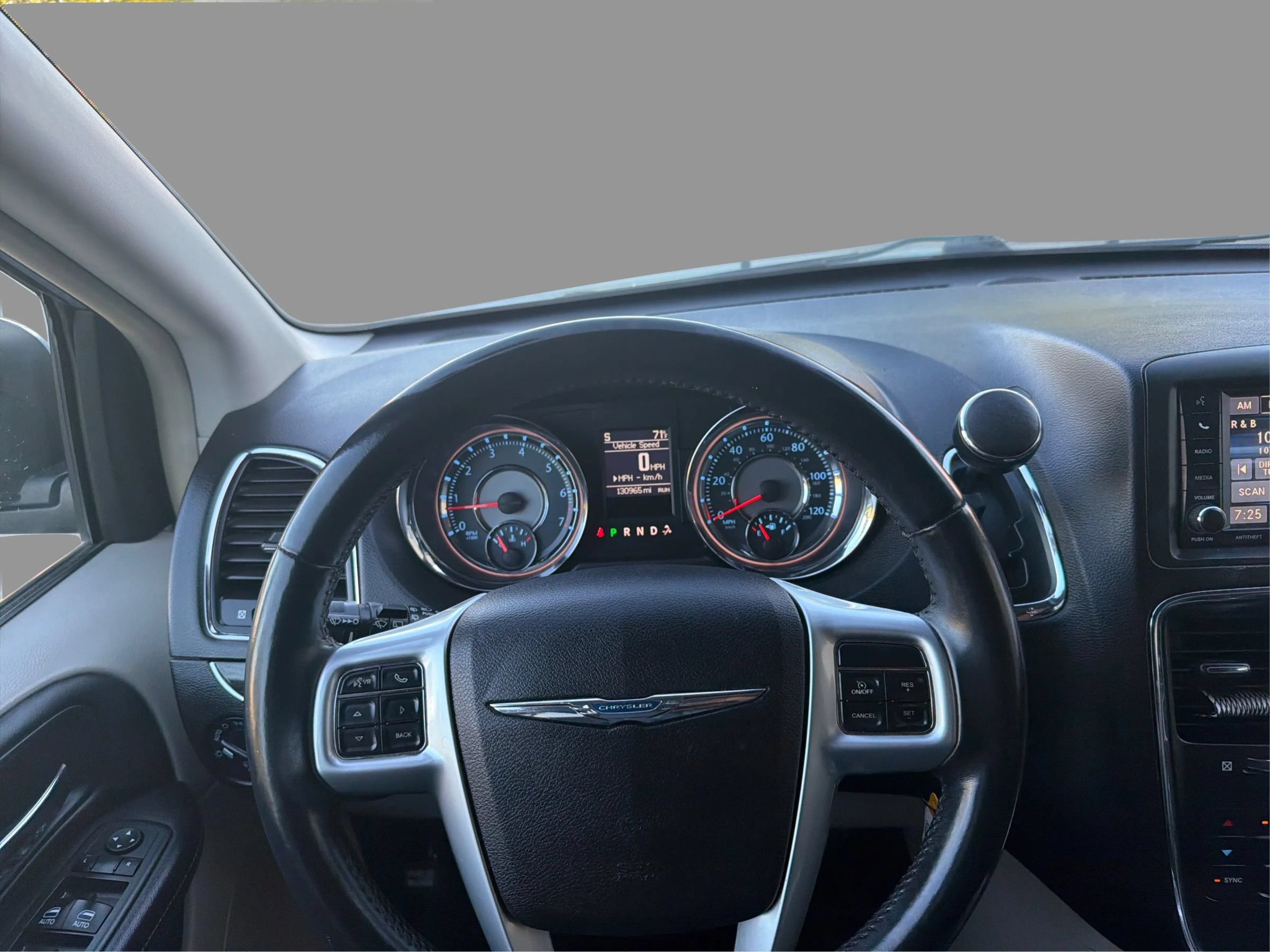 Used 2013 Chrysler Town & Country Touring FWD image 20
