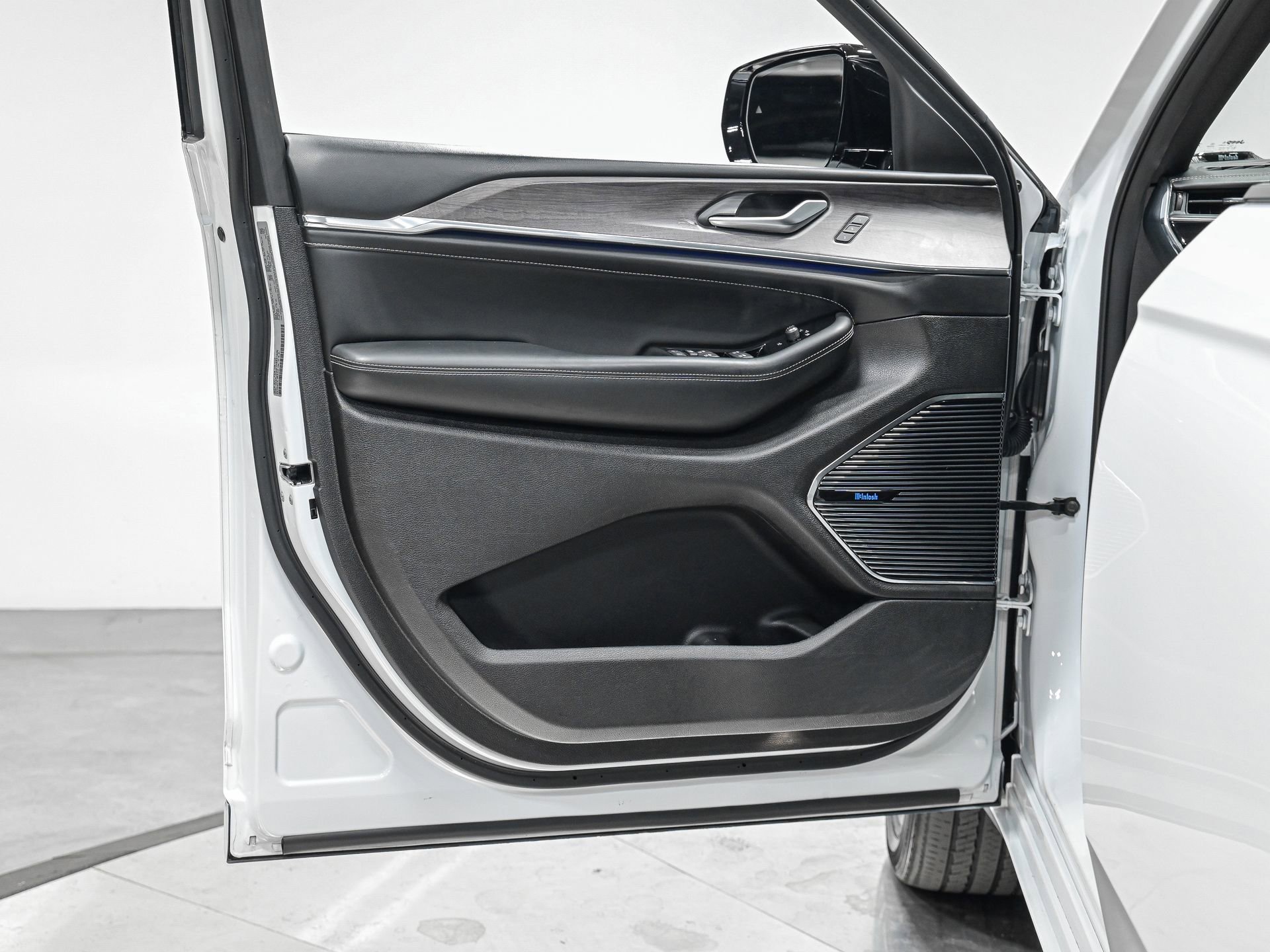 Used 2023 Jeep Grand Cherokee L Overland image 12