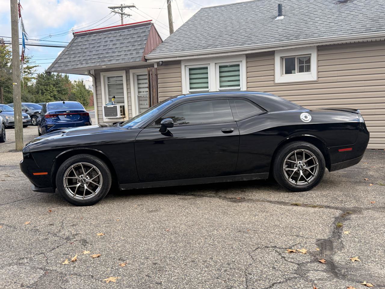 Used 2016 Dodge Challenger SXT RWD image 3