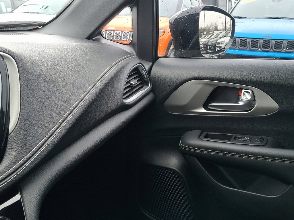 Used 2023 Chrysler Pacifica Limited w/ S Appearance Package image 31