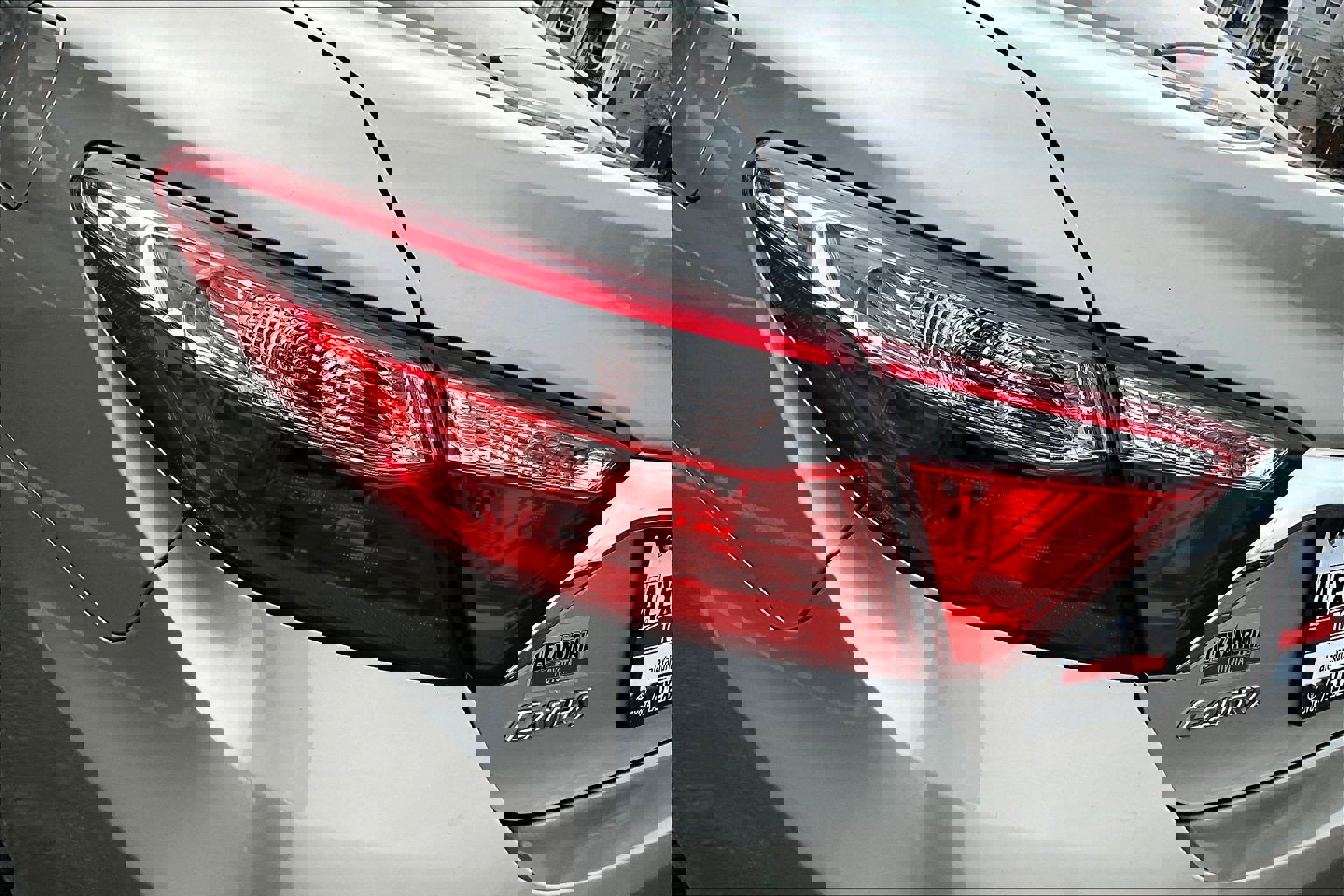 Used 2016 Toyota Camry LE image 27