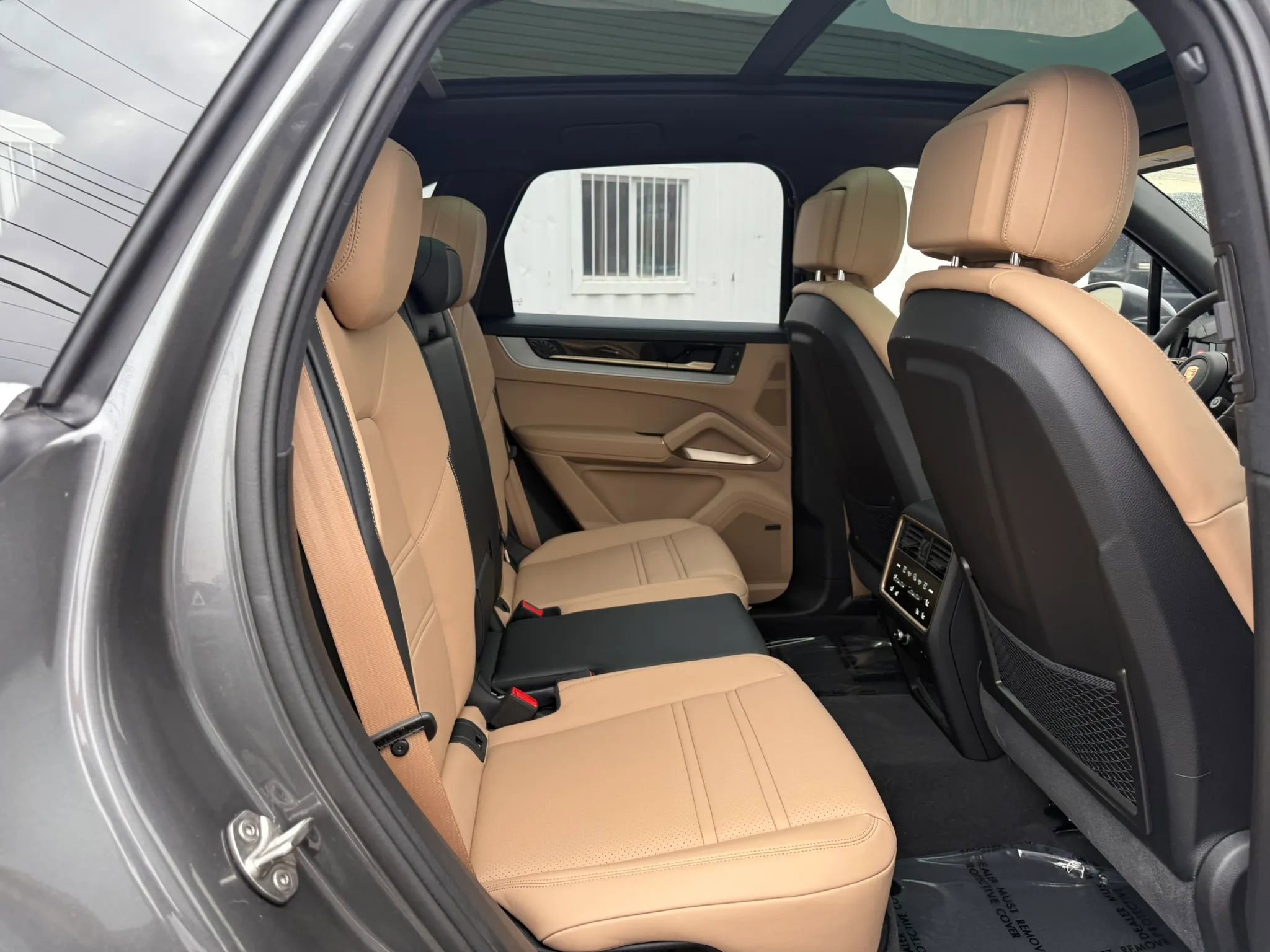 Used 2025 Porsche Cayenne E-Hybrid Sport Utility 4D w/ Premium Package Plus image 32