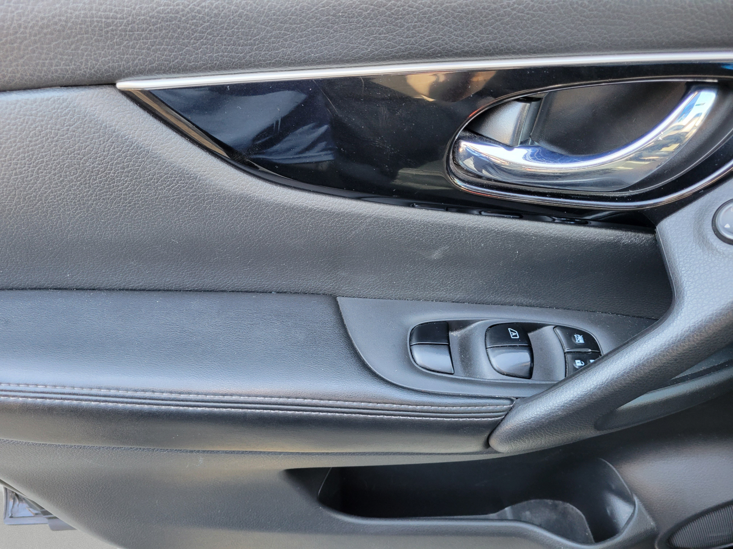 Used 2018 Nissan Rogue Sport SL FWD image 29