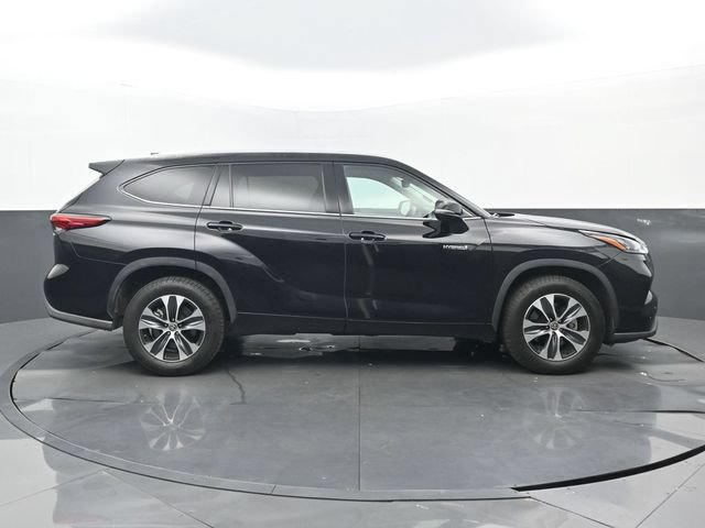 Used 2020 Toyota Highlander XLE FWD video 2