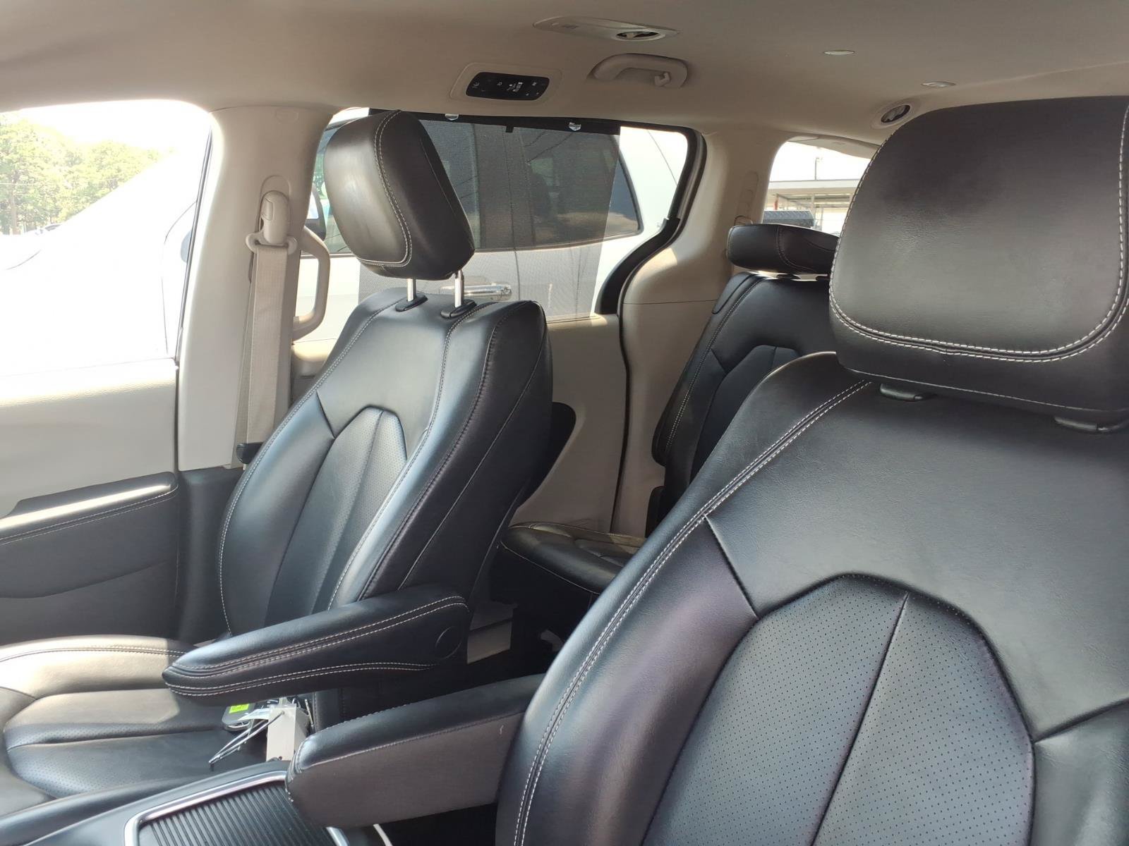 Used 2023 Chrysler Pacifica Touring-L FWD image 16