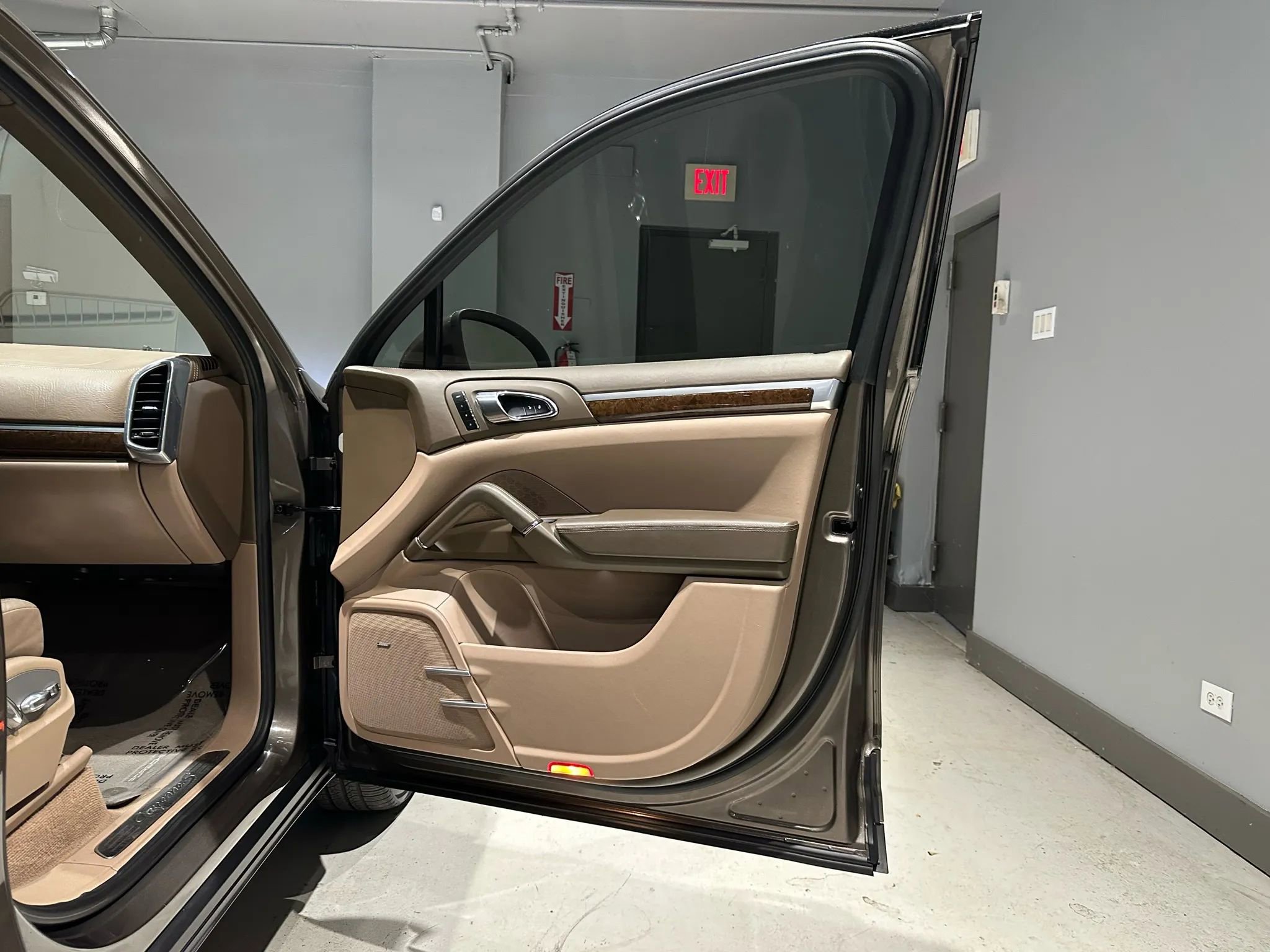 Used 2013 Porsche Cayenne S image 38