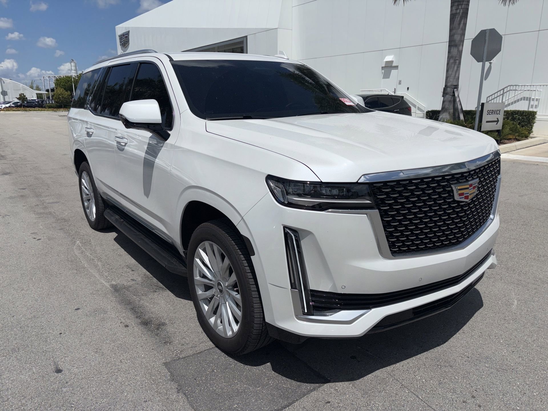 Used 2024 Cadillac Escalade Luxury RWD image 2