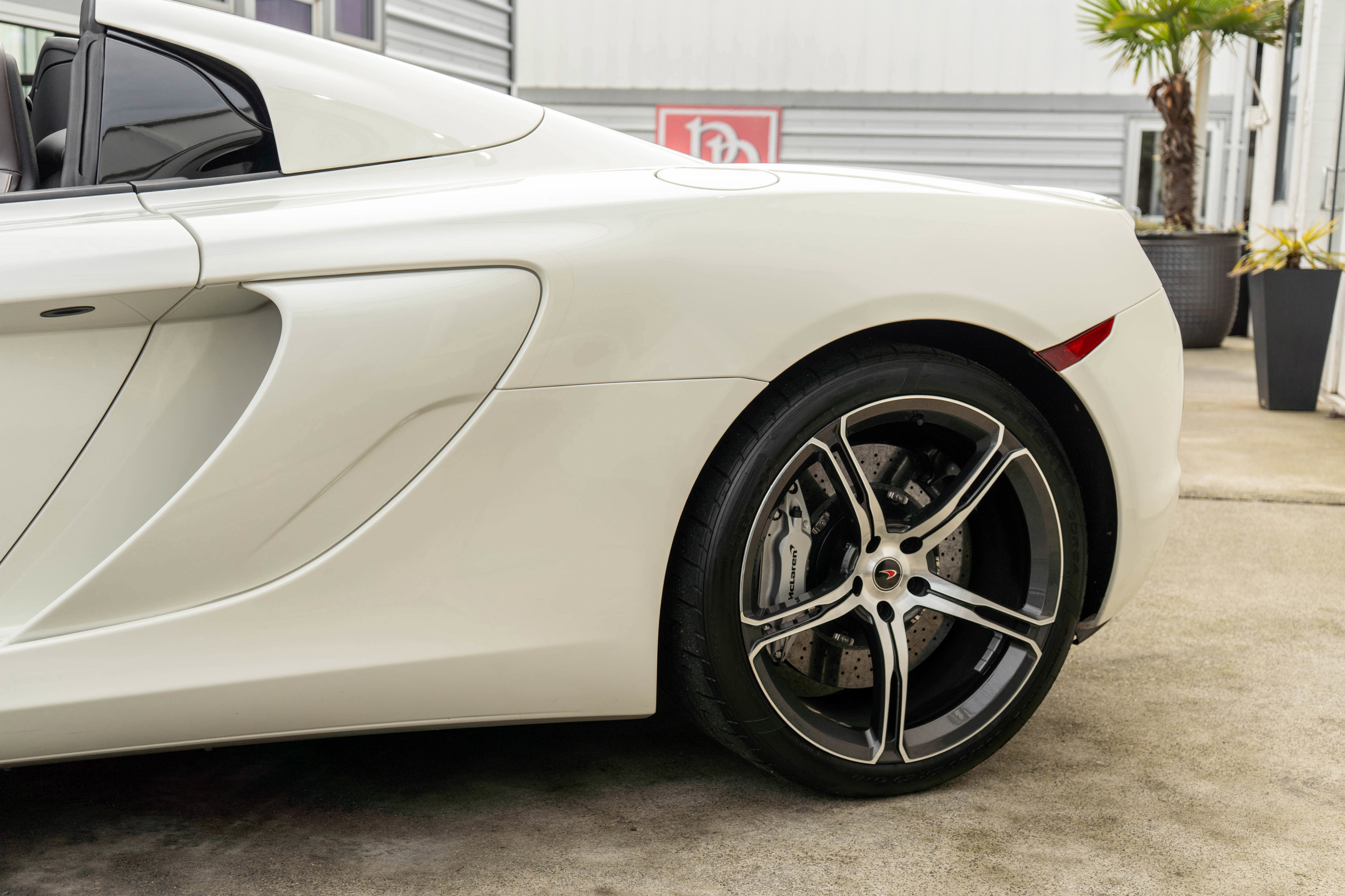Used 2015 McLaren 650S Spider image 6