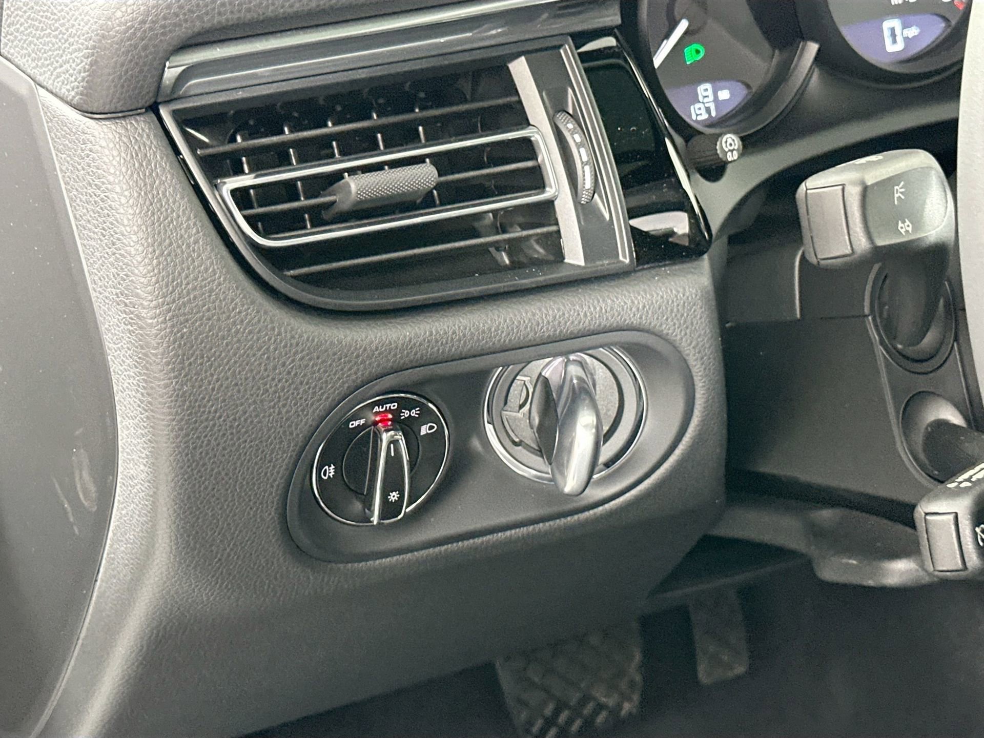 Certified 2025 Porsche Macan image 35