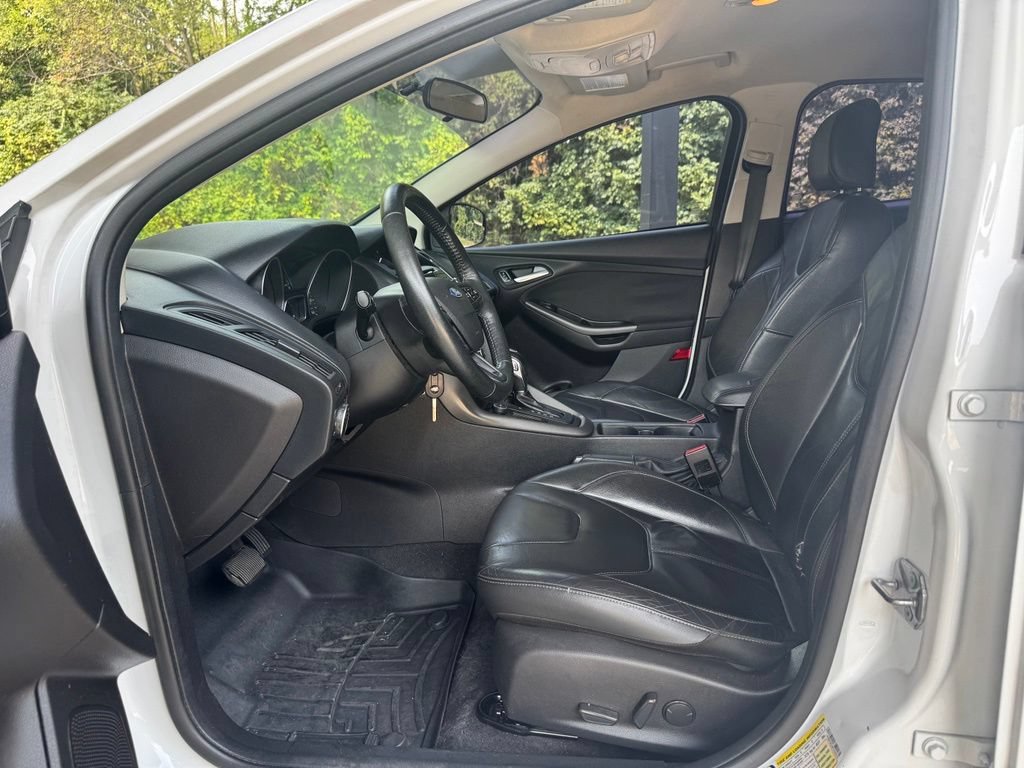 Used 2015 Ford Focus SE w/ Equipment Group 201A FWD image 9