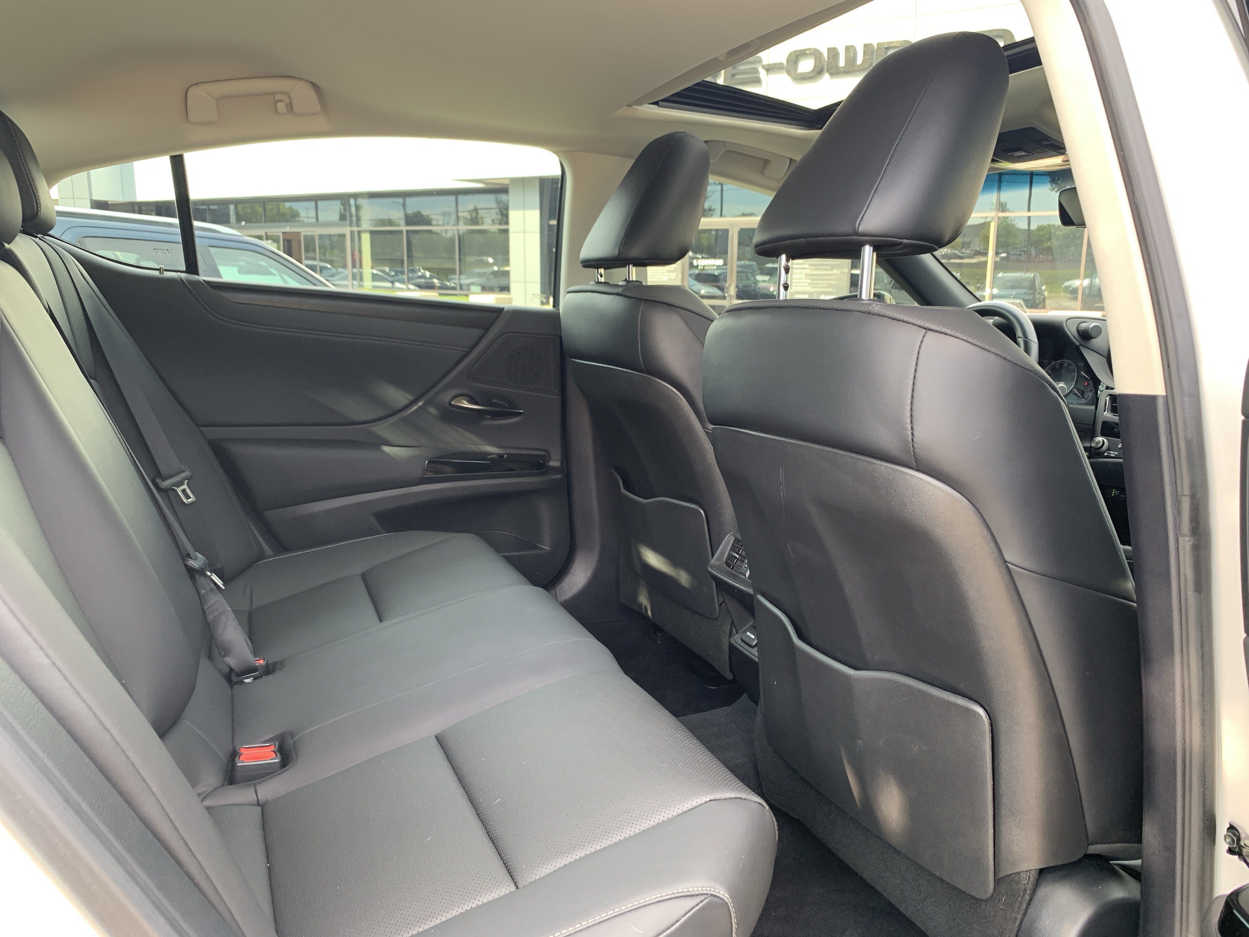Used 2025 Lexus ES 300h w/ Premium Package FWD image 33