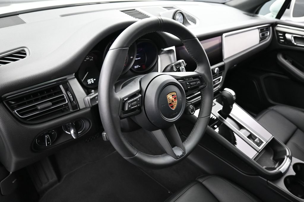 Certified 2026 Porsche Macan AWD/4WD image 17