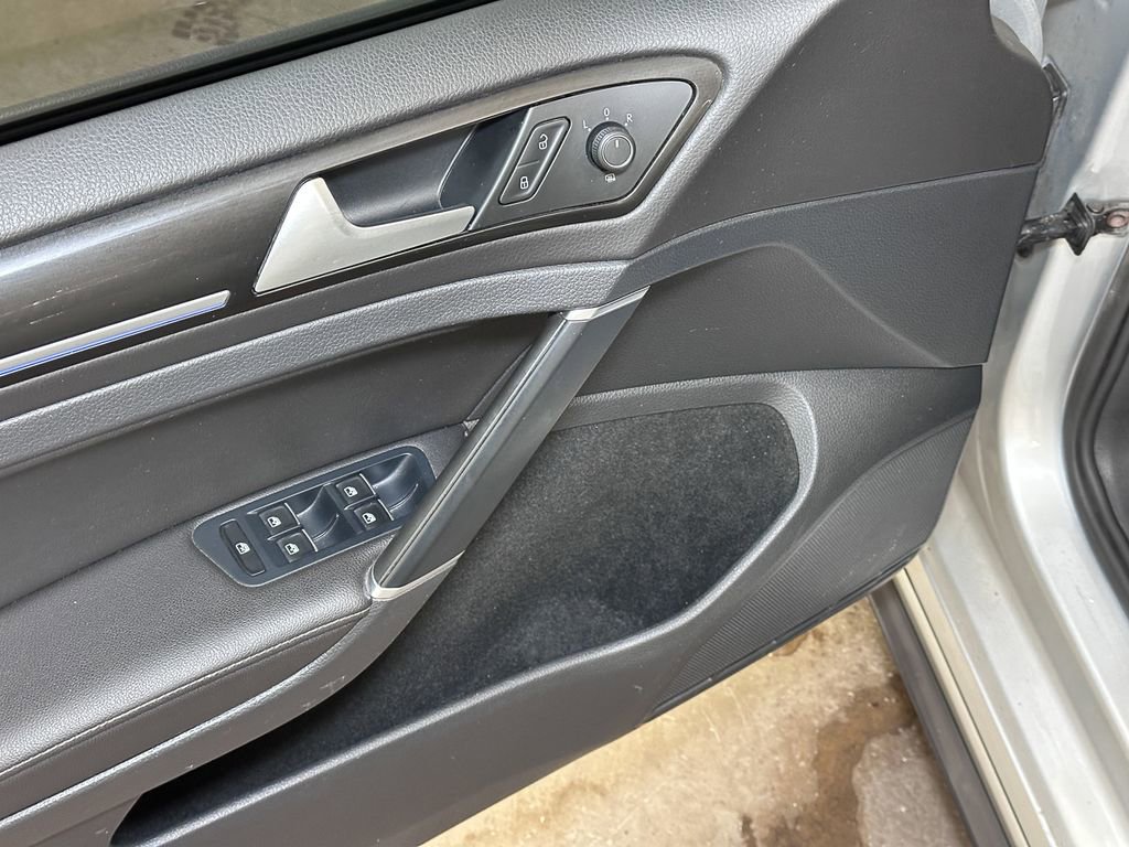 Used 2016 Volkswagen Golf 4-Door image 22