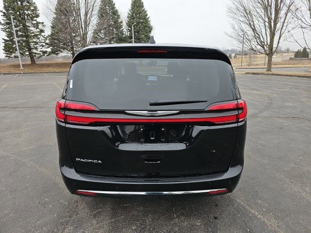Used 2024 Chrysler Pacifica Touring-L image 5