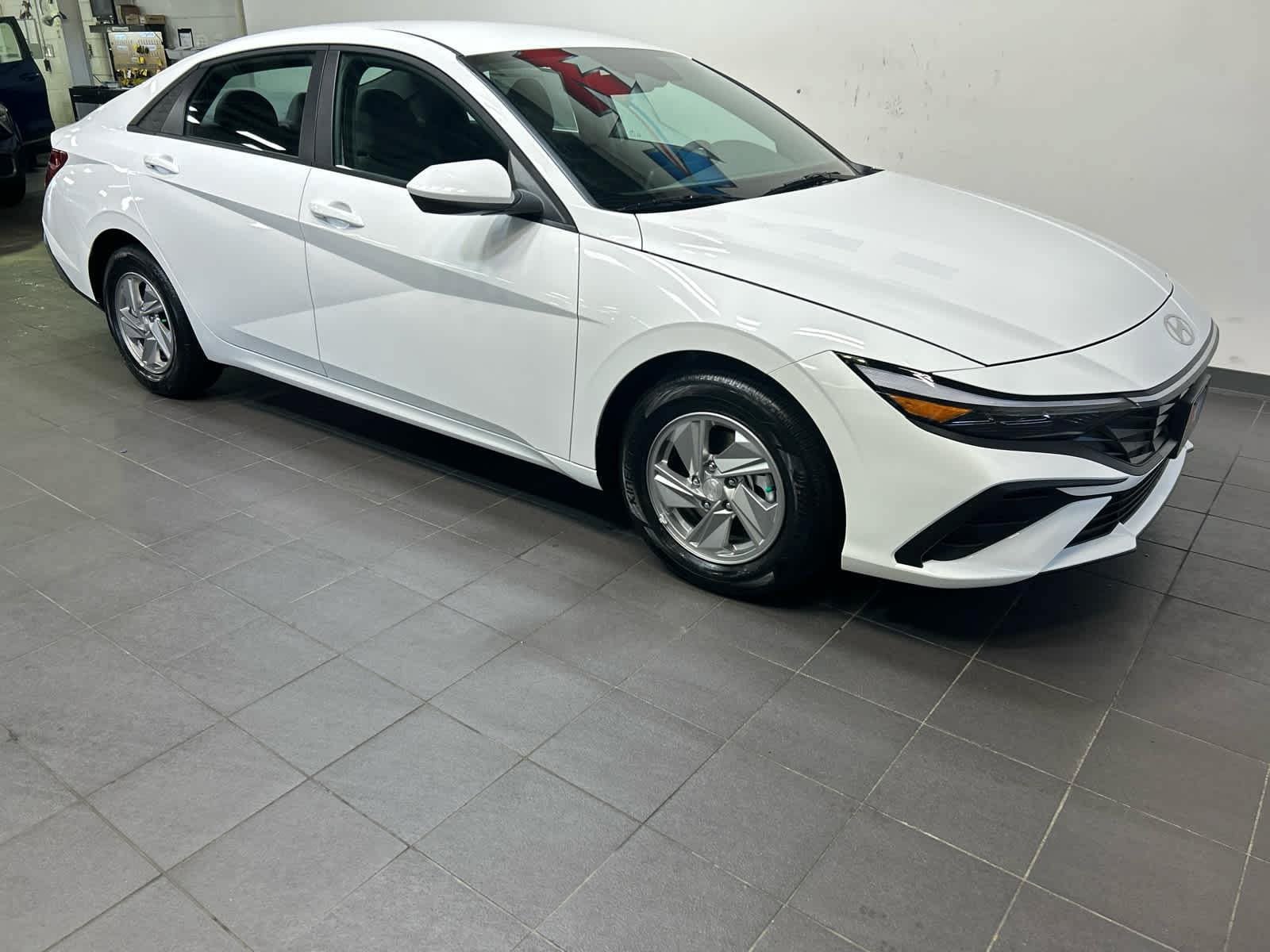 New 2026 Hyundai Elantra SE FWD image 2
