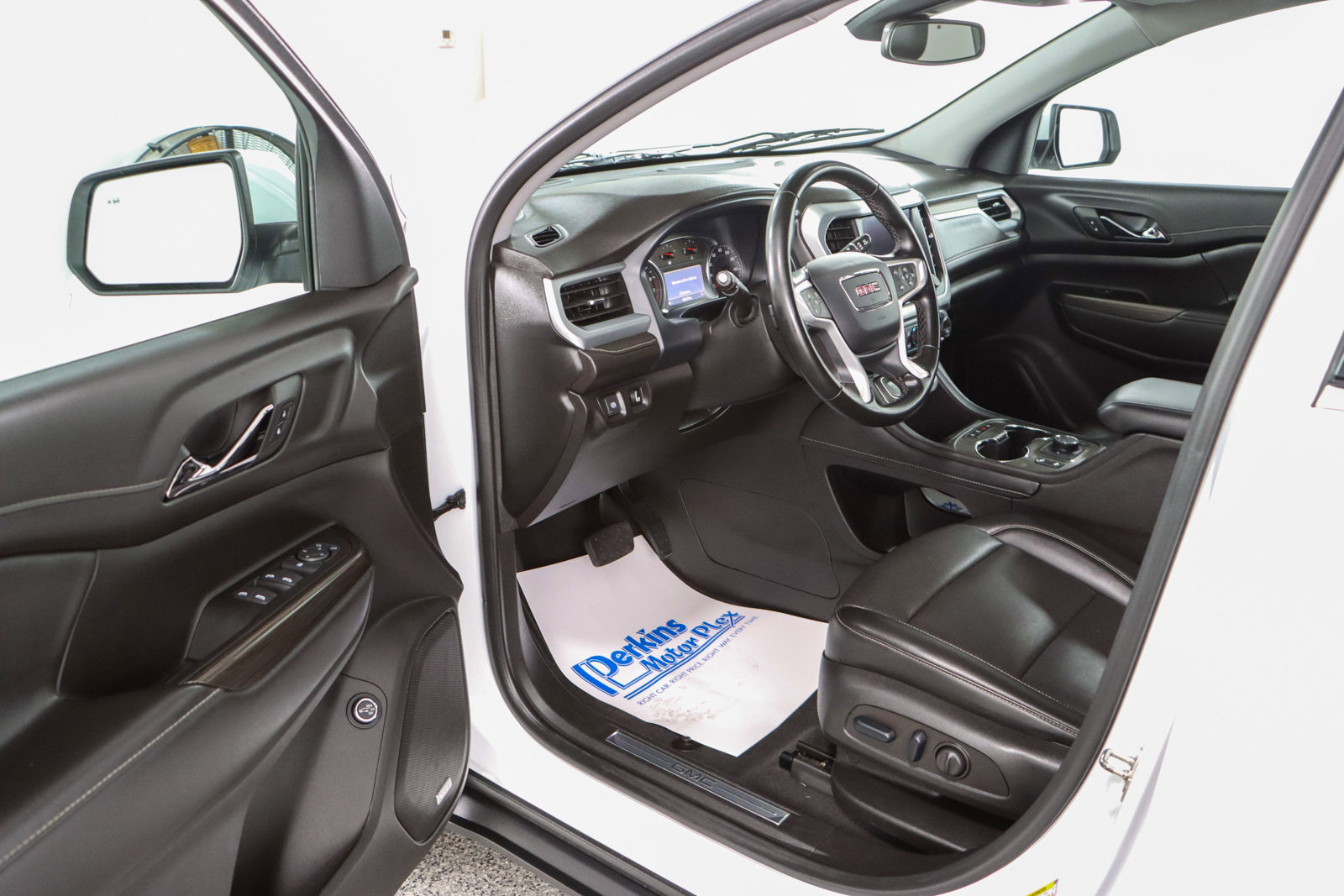 Used 2023 GMC Acadia SLT FWD image 3
