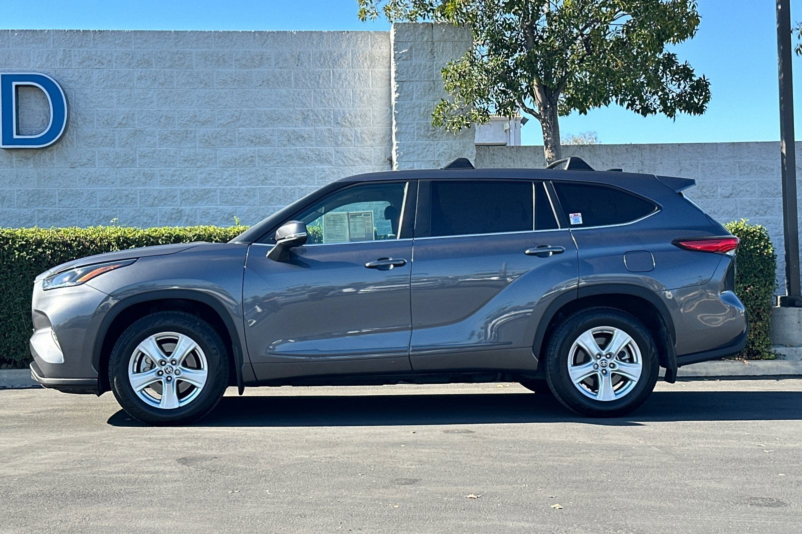 Used 2023 Toyota Highlander LE image 7