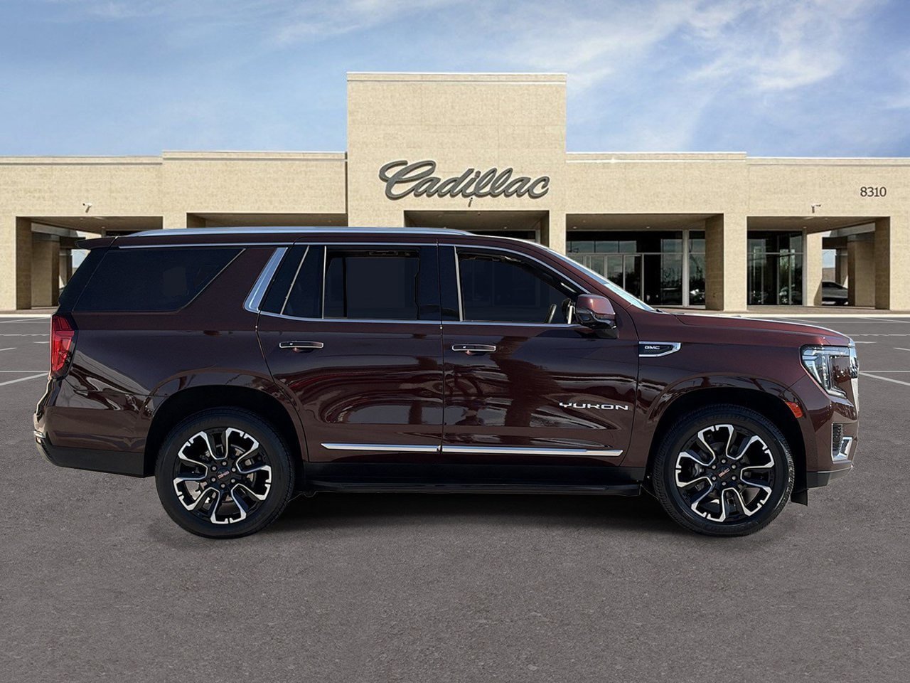 Used 2023 GMC Yukon SLT w/ SLT Premium Package AWD/4WD image 4