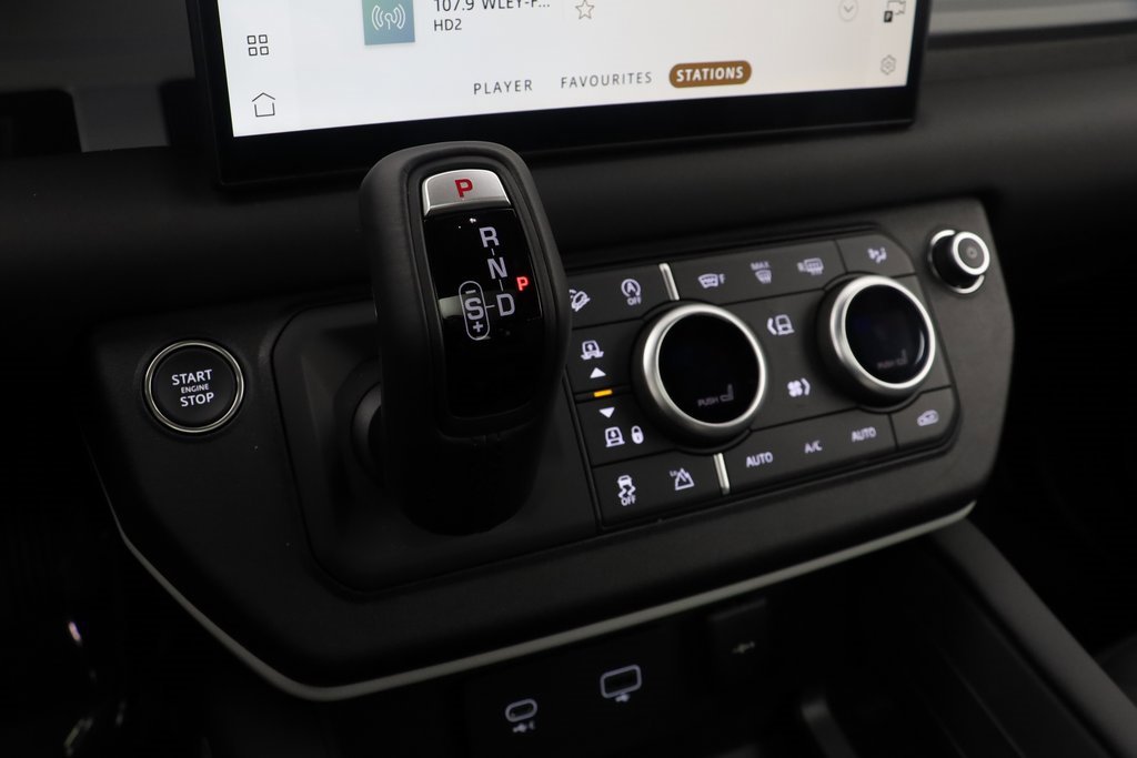 New 2024 Land Rover Defender 110 SE image 17