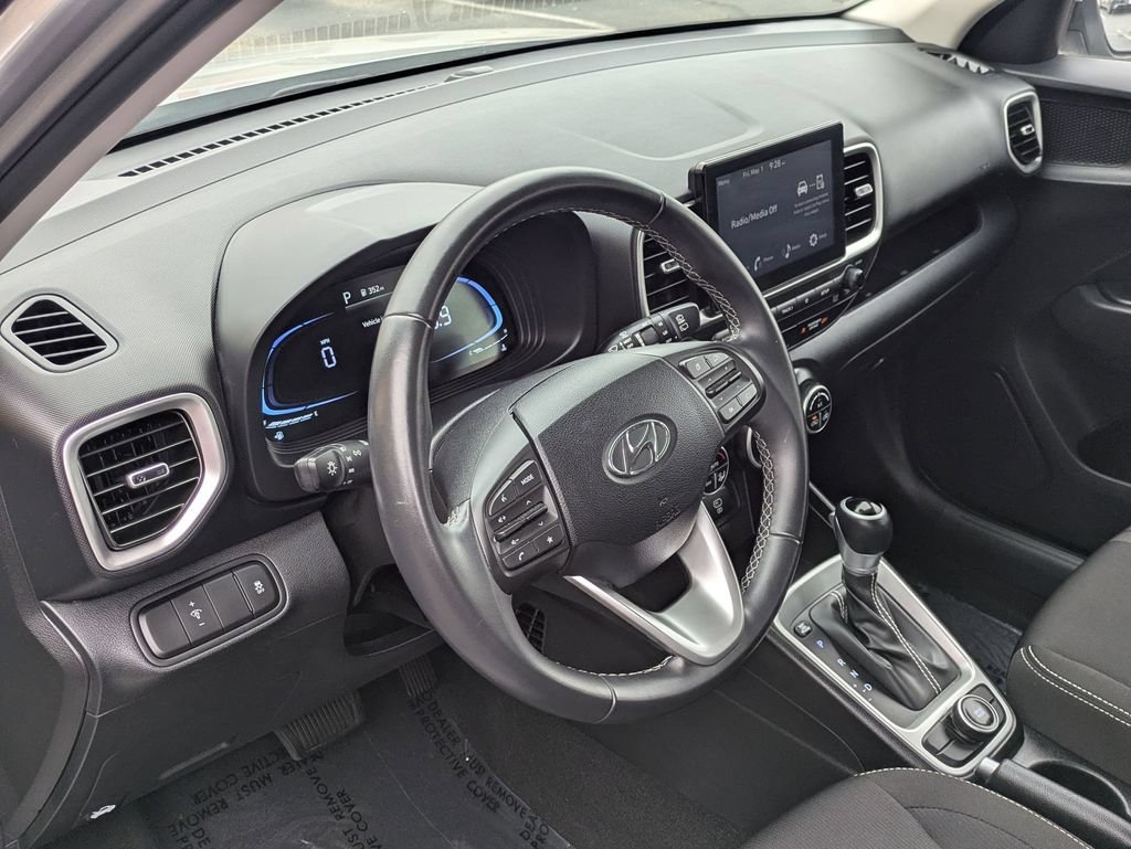 Used 2025 Hyundai Venue SEL FWD image 17