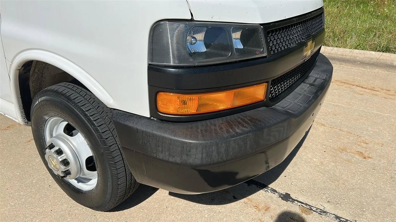 Used 2019 Chevrolet Express 3500 Extended w/ Driver Convenience Package RWD image 2