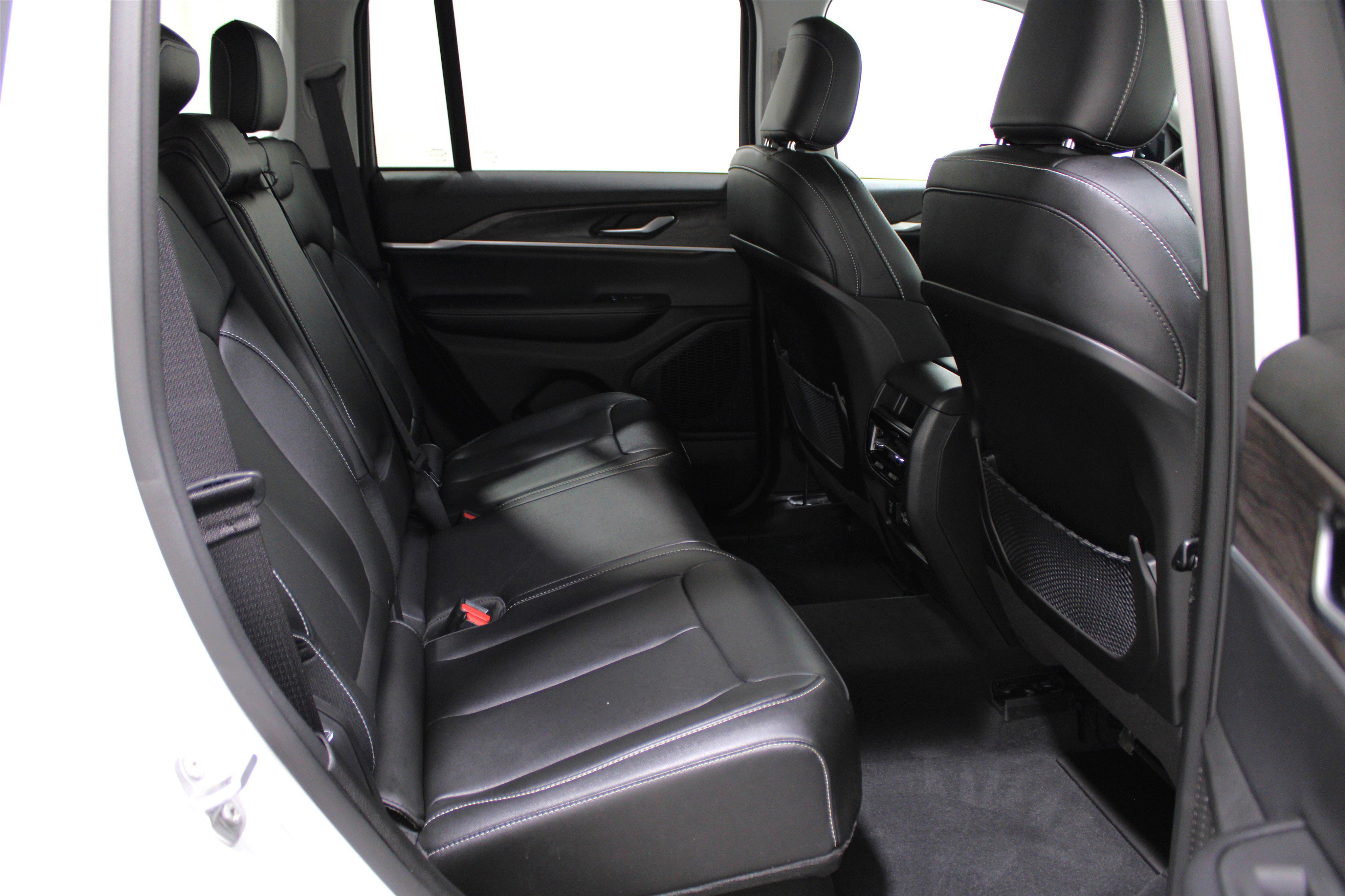 Used 2024 Jeep Grand Cherokee Limited image 23