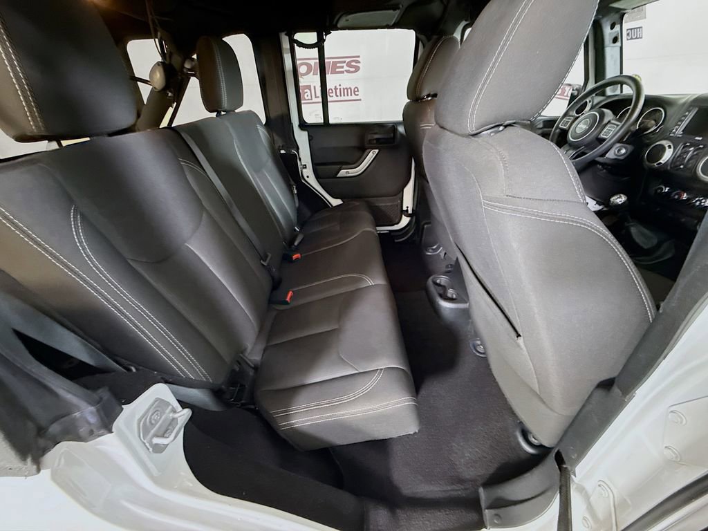 Used 2017 Jeep Wrangler Unlimited Sahara w/ Connectivity Group image 26