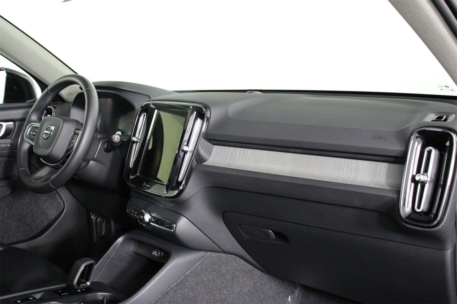 Certified 2025 Volvo XC40 B5 Core image 22