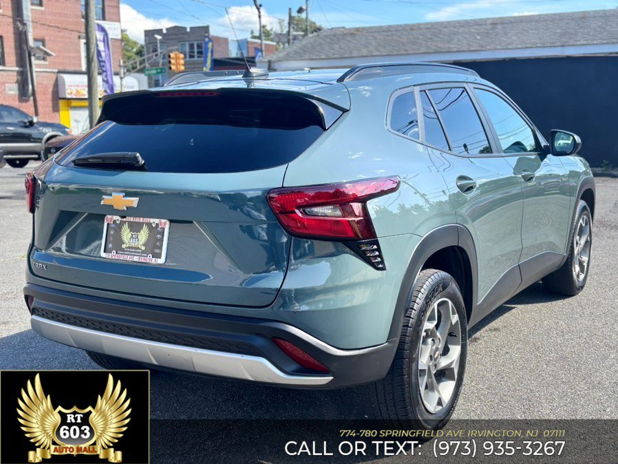 Used 2025 Chevrolet Trax LT FWD image 6
