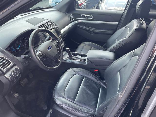 Used 2017 Ford Explorer XLT w/ Equipment Group 202A AWD/4WD image 6