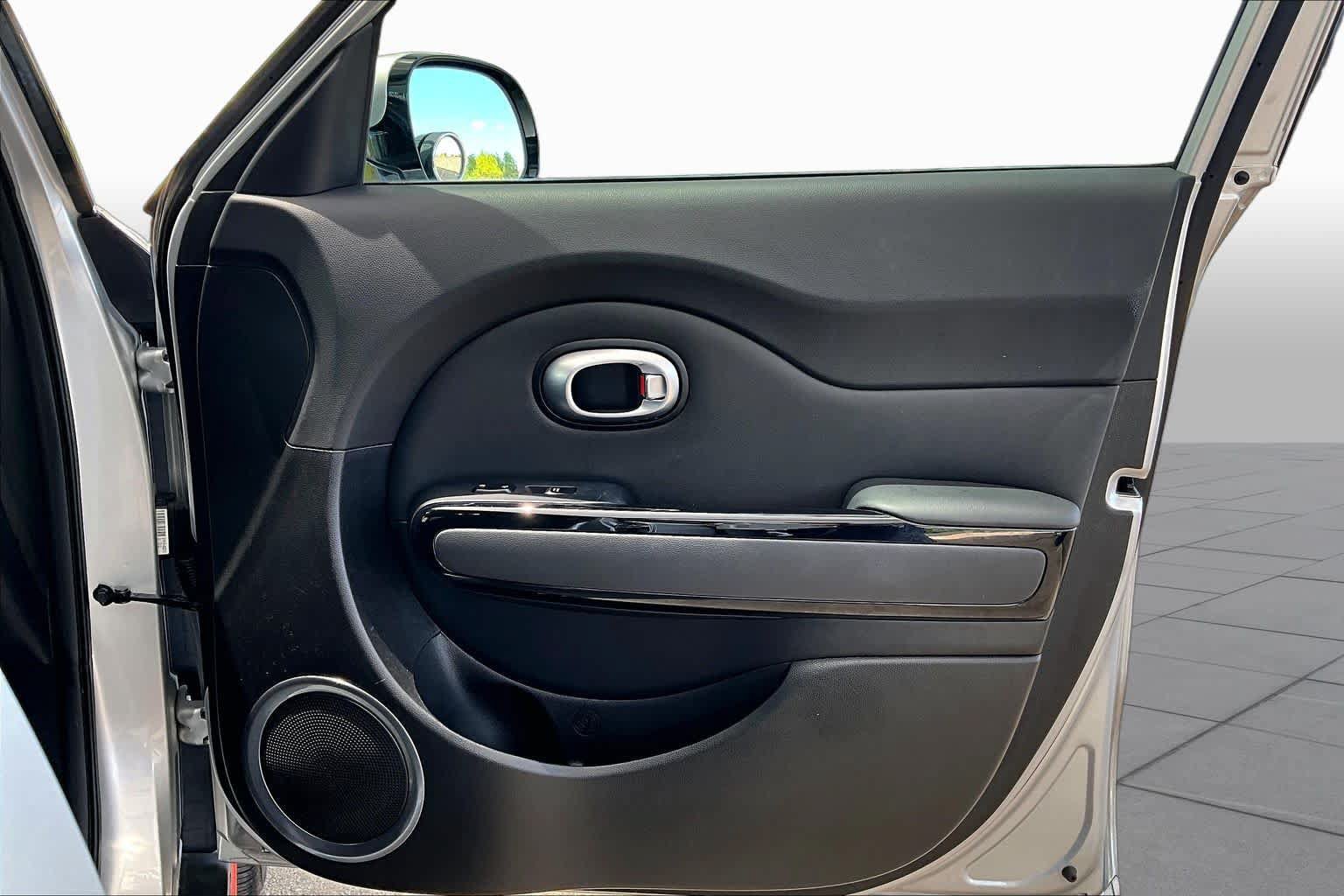 Used 2019 Kia Soul ! FWD image 22