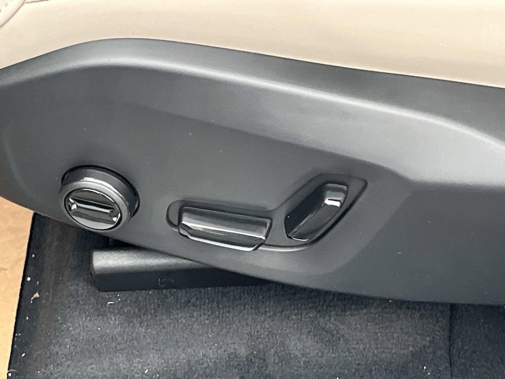 New 2026 Volvo XC60 B5 Plus w/ Protection Package Premier image 22