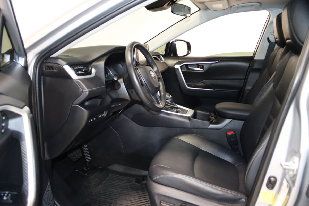 Used 2022 Toyota RAV4 XLE Premium AWD/4WD image 30