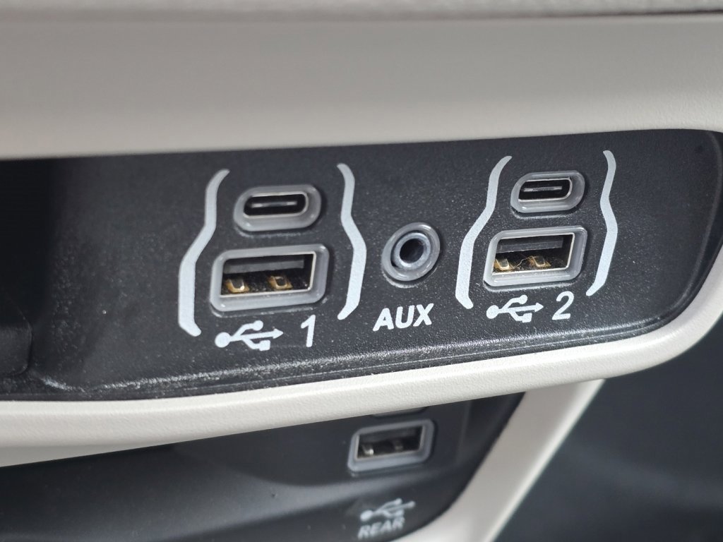 Used 2024 Chrysler Pacifica Touring-L w/ Uconnect Theater Family Group image 8