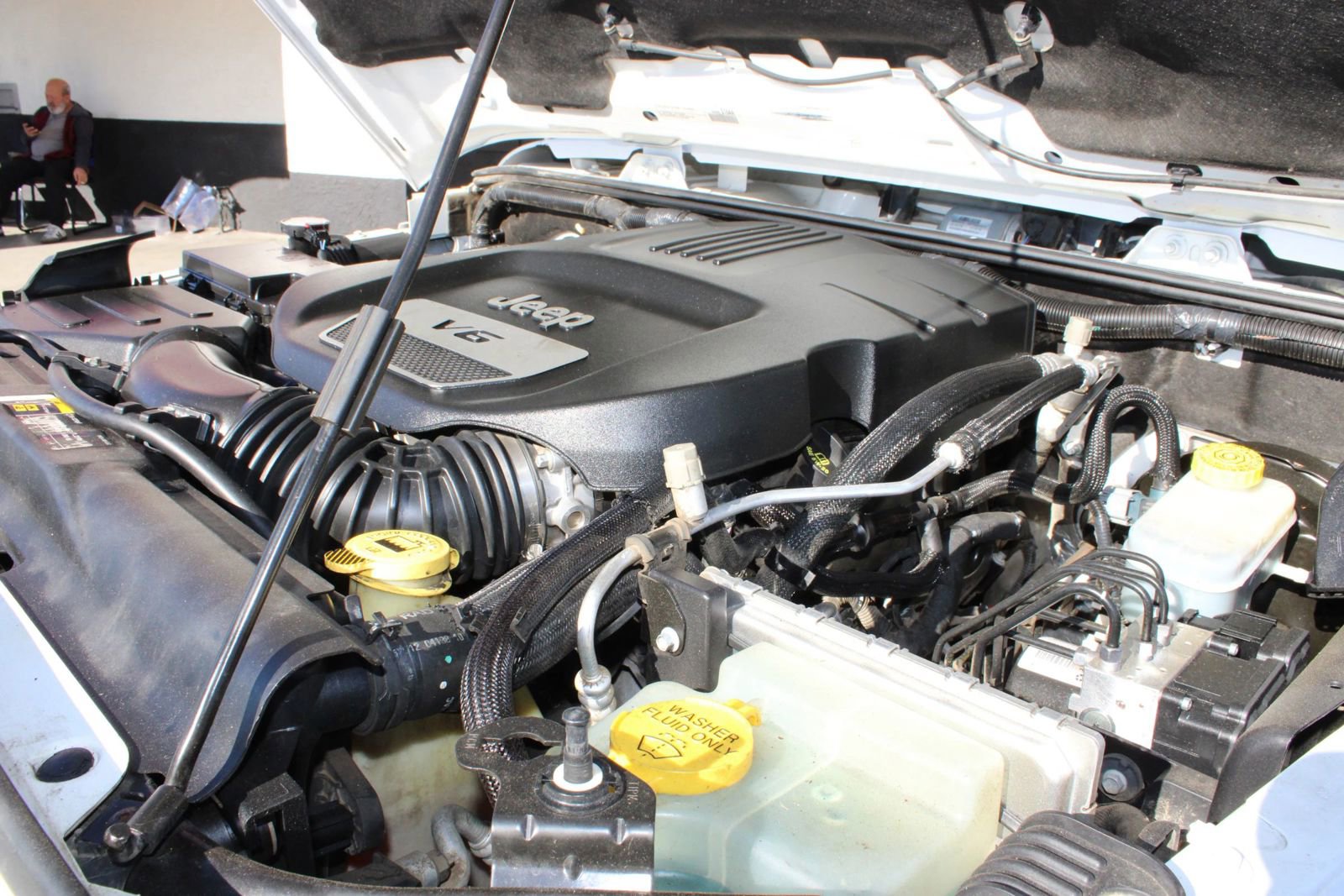 Used 2018 Jeep Wrangler Unlimited Sahara w/ Connectivity Group image 37