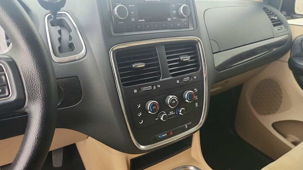 Used 2016 Dodge Grand Caravan SXT FWD image 18
