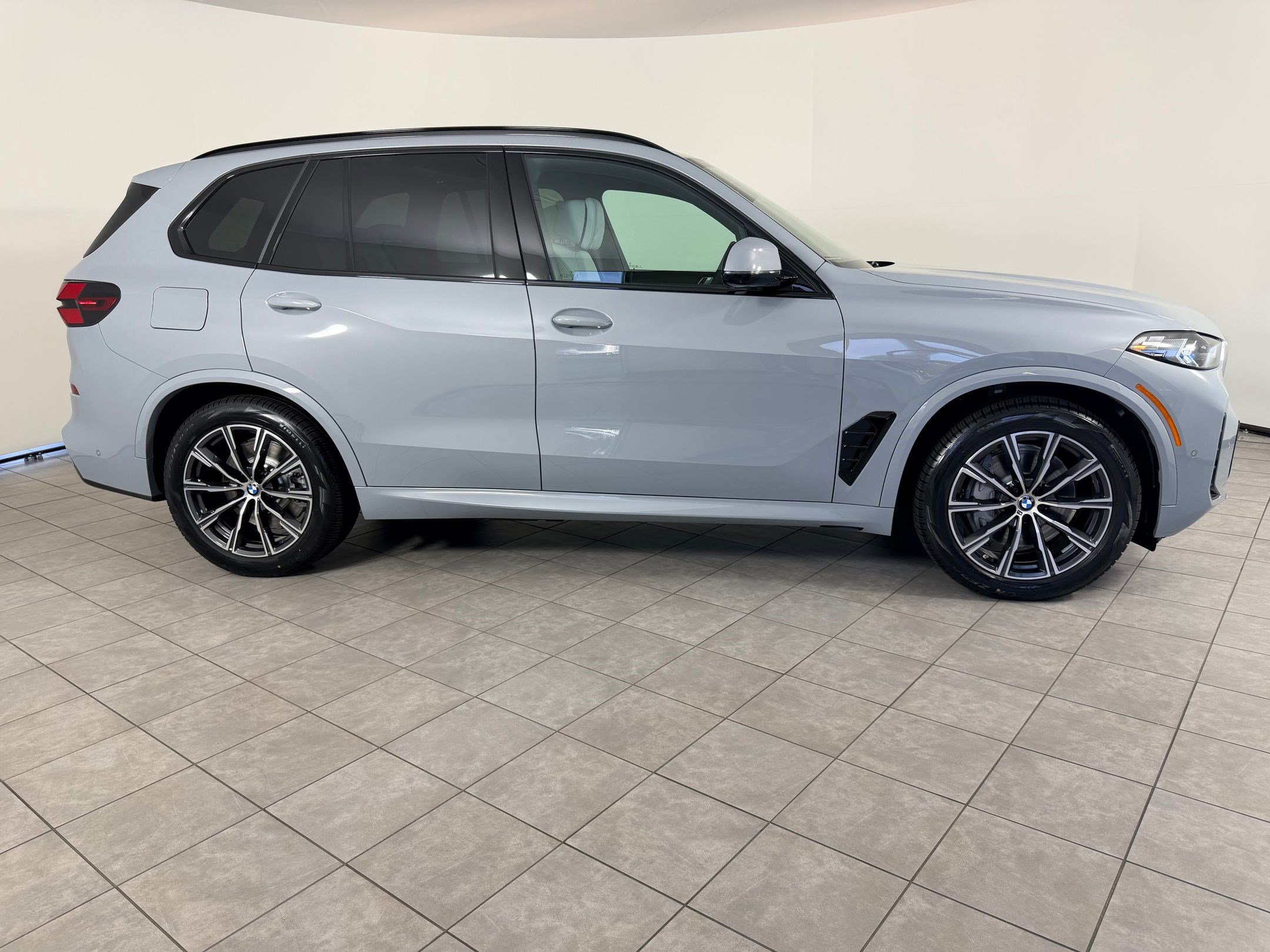 New 2026 BMW X5 xDrive50e w/ M Sport Package AWD/4WD image 8